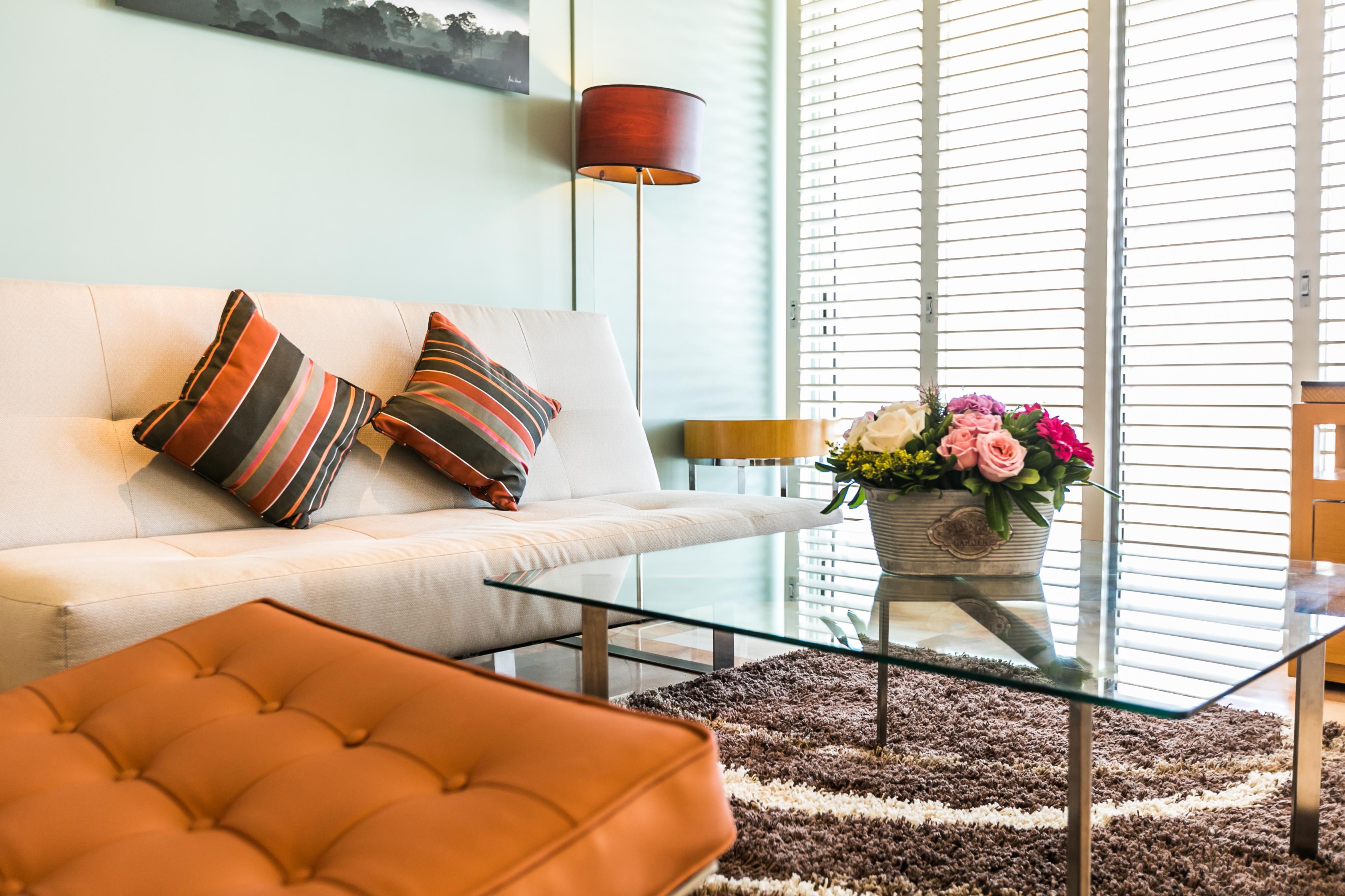 Palacio Mundo Imperial Riviera Diamante Acapulco Exterior photo A living room with a sofa, ottoman, and coffee table