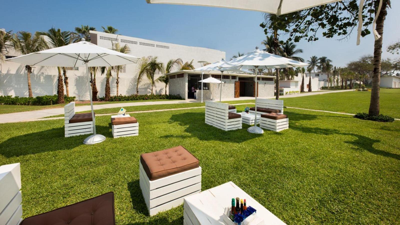 Palacio Mundo Imperial Riviera Diamante Acapulco Exterior photo The lawn at the Jumeirah Beach Hotel